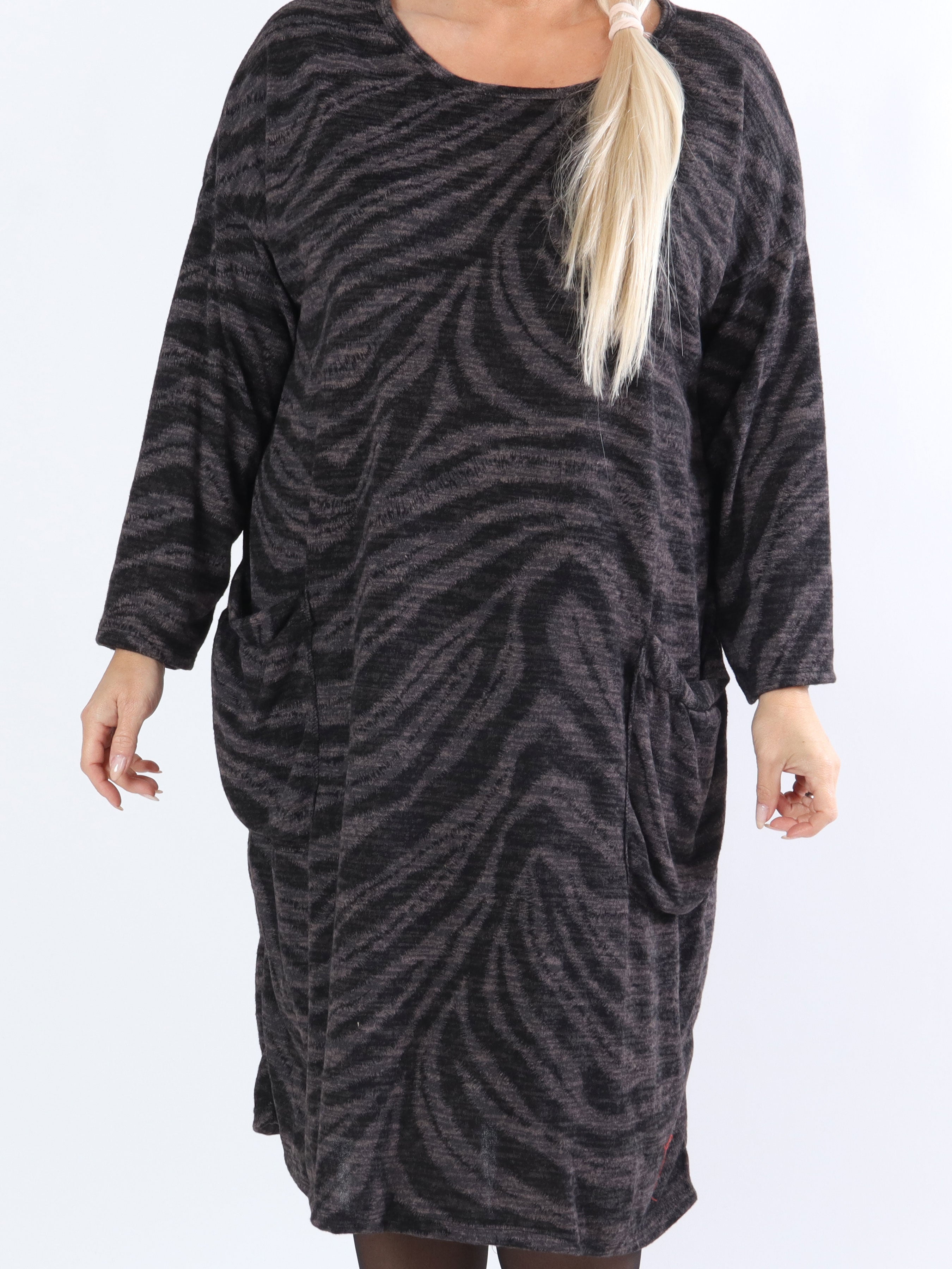 Merina - Plus size klänning med fickor